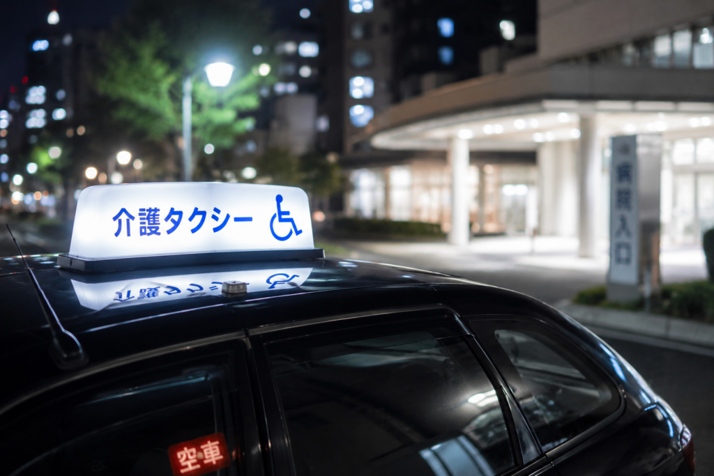 夜間に病院や介護施設への送迎を行う介護タクシー。地域医療と福祉を支える夜勤専属ドライバーの仕事イメージ