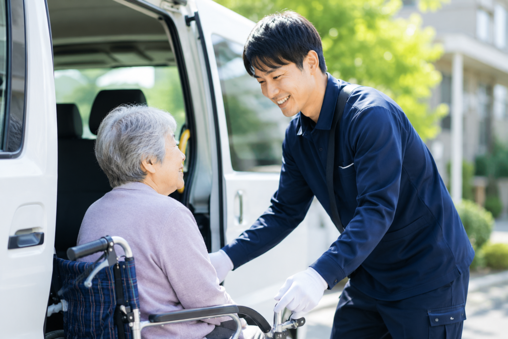 車いすをご利用の高齢者を福祉車両へ笑顔でサポートするケアサポートドライバー